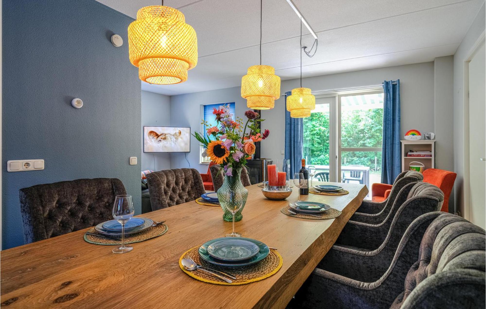 4 Bedroom Cozy Home In Zonnemaire エクステリア 写真